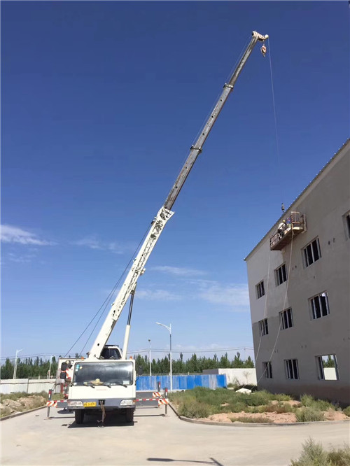 新会区“轻装强干”—— 吊车的 “轻量化臂架” 技术